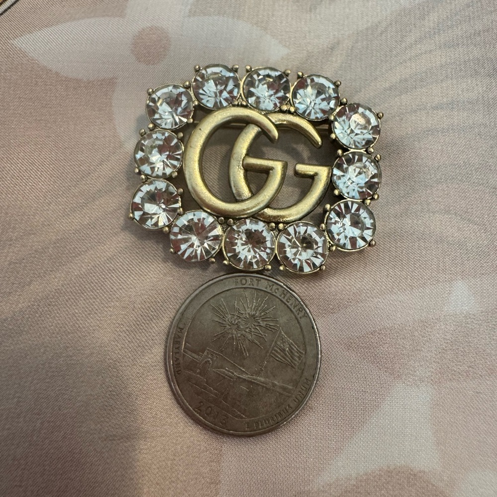 Gucci Marmont GG Elegant Gold Crystal Brooch - Picture 5 of 5